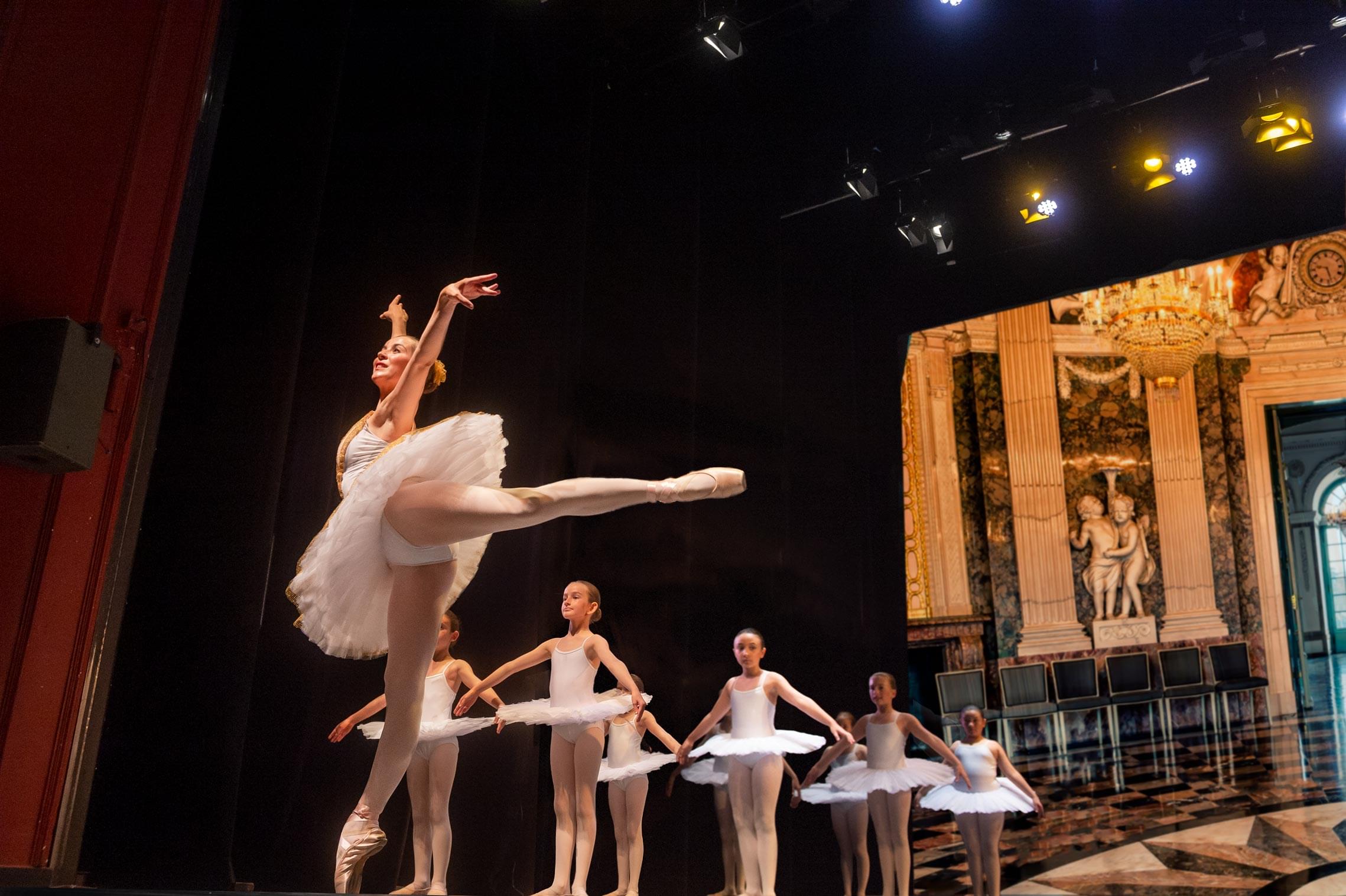 Escuela Ballet Anne Markoartu. Suite Masquerade